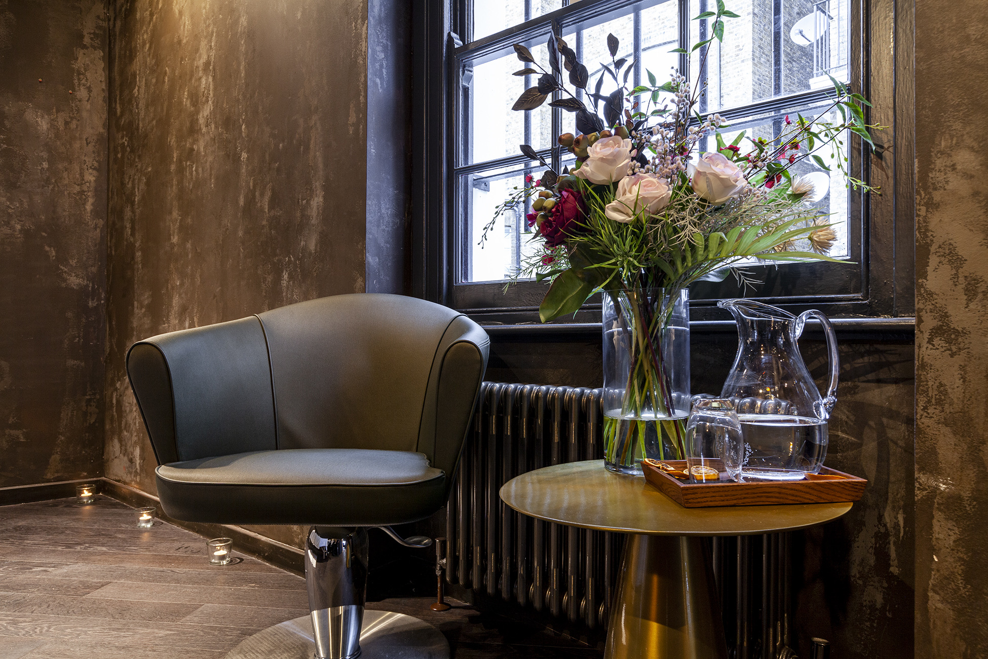 Элегантная зона ожидания с цветочными композициями